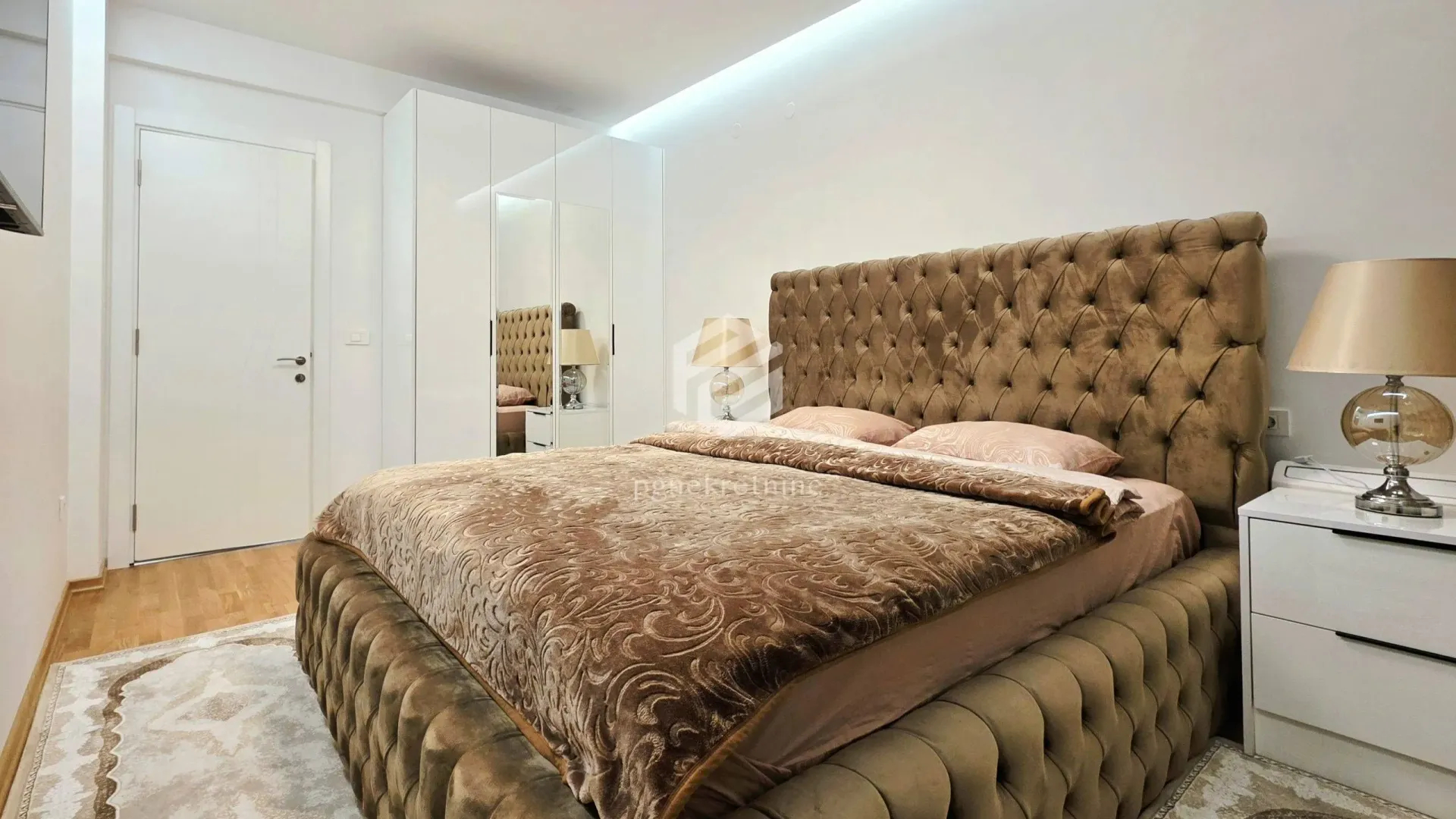 Izdavanje, dvosoban stan, 88m², Centar, Podgorica