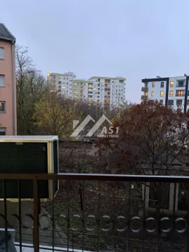 Pogled sa terase na susedne zgrade i drveće. - image 3