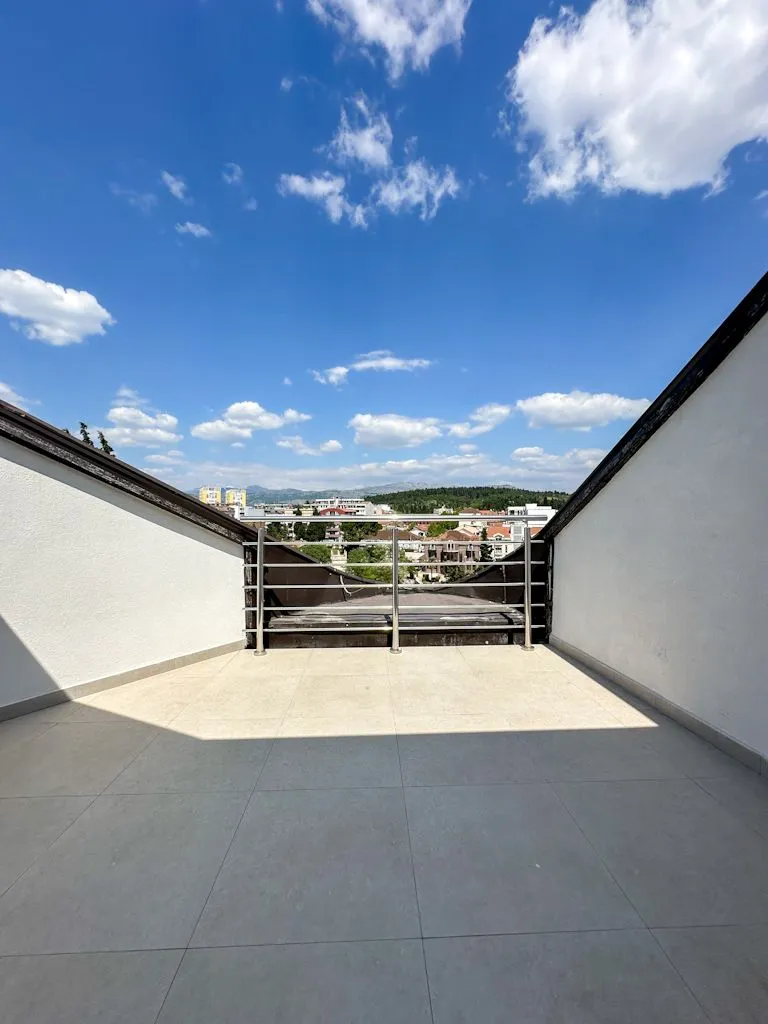 Prodaja, četvorosoban stan, 160m², Drač, Podgorica