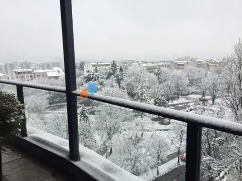 Pogled sa snežnog balkona na okolne zgrade i drveće. - image 15