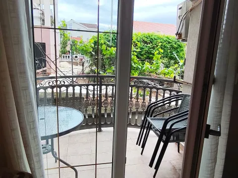 Izdavanje, jednosoban stan, 38m², Baošići, Herceg Novi - image 1