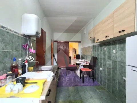 Manja kuhinja sa trpezarijskim stolom i zelenim zidnim pločicama. - image 5