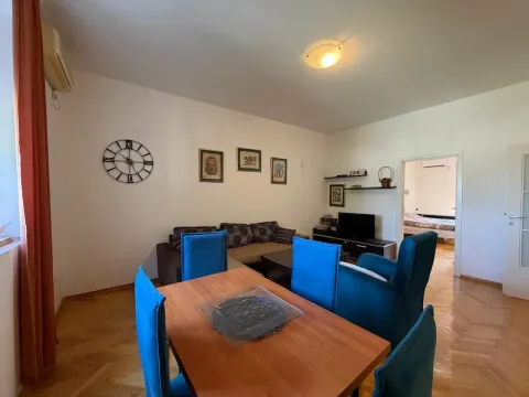 Dnevna soba sa trpezarijskim stolom i garniturom. - image 5