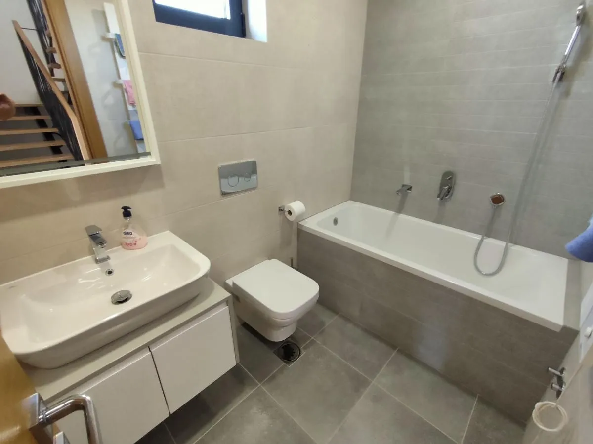 Izdavanje, kuća, 230m², Sremska Kamenica, Petrovaradin