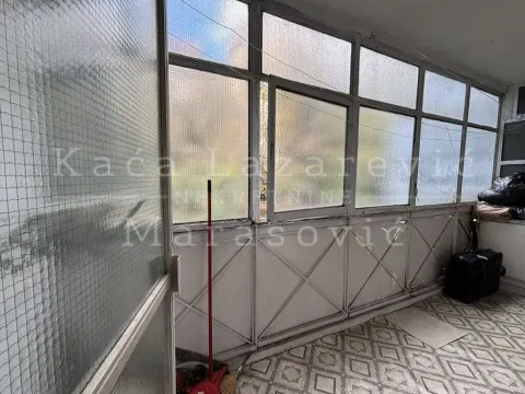 Zastakljena terasa sa metalnom konstrukcijom i popločanim podom. - image 13