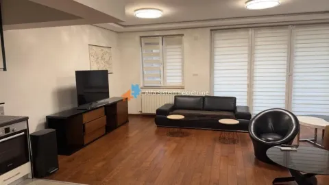 Prostrana dnevna soba sa garniturom za sedenje, televizorom i drvenim podom. - image 13