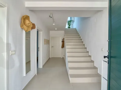 Izdavanje, dvosoban stan, 110m², Đenovići, Herceg Novi - image 10