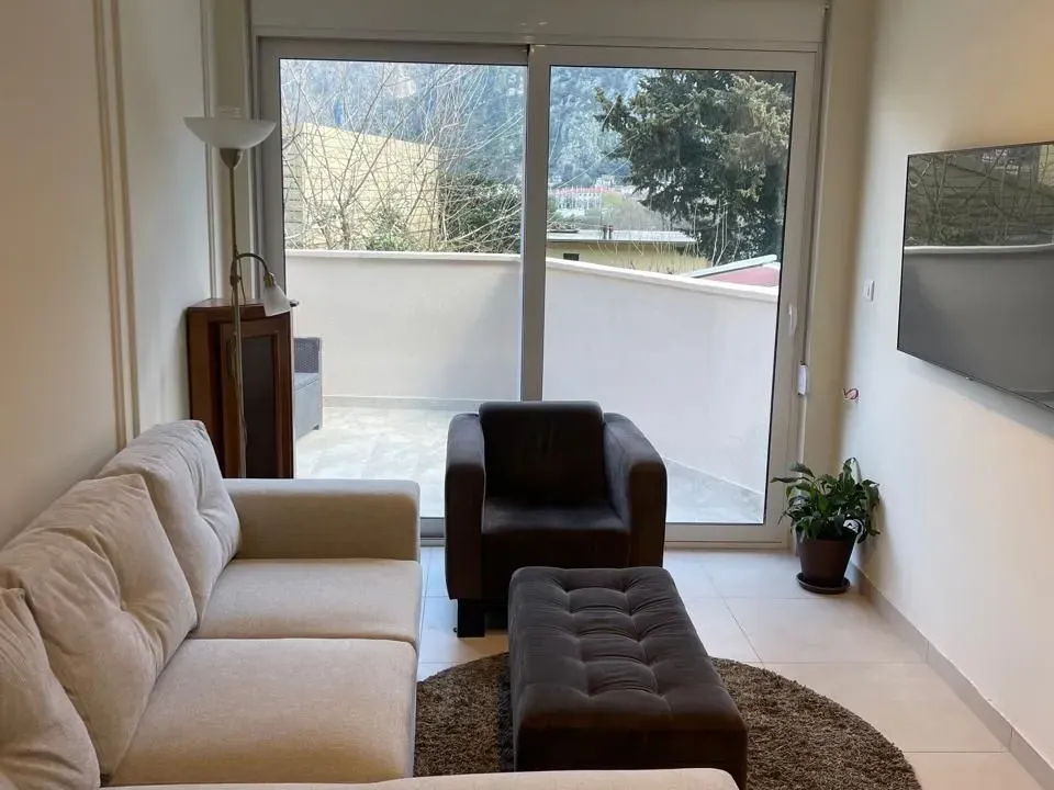 Izdavanje, dvosoban stan, 60m², Škaljari, Kotor