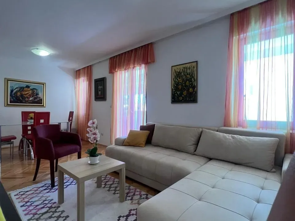 Izdavanje, dvosoban stan, 58m², Budva, Crna Gora