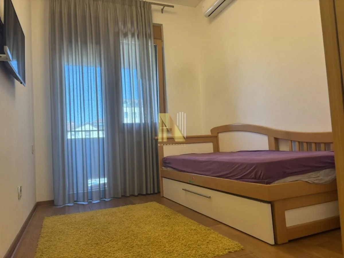 Izdavanje, četvorosoban stan, 102m², Centar, Novi Sad