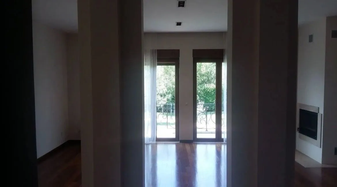 Spacious living room with hardwood floors and access to the terrace.
