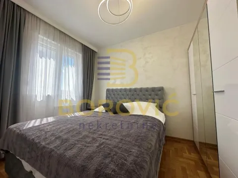 Nameštena spavaća soba sa bračnim krevetom, ormarom i prozorom. - image 3