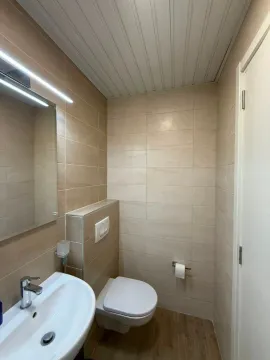 Manje kupatilo sa umivaonikom, WC šoljom i ogledalom. - image 3