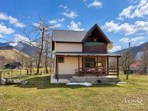 Pogled na dvorište i fasadu kuće sa nadstrešnicom i planinskim pejzažom u pozadini. - image 3