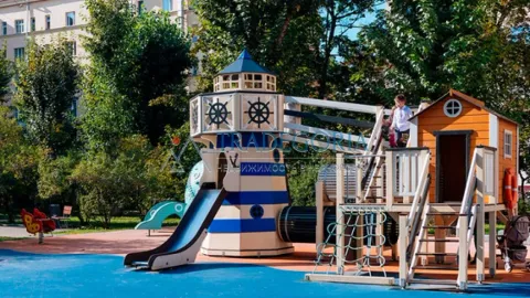 Dječije igralište sa spravama za igru u dvorištu zgrade. - image 4