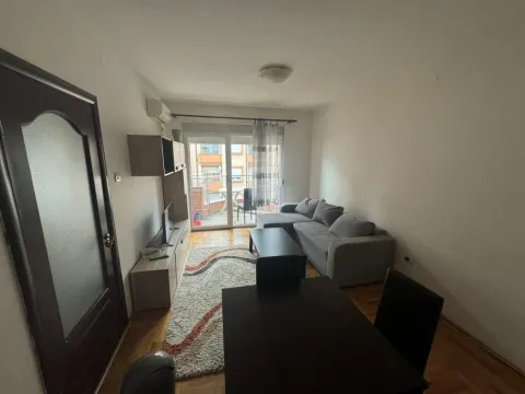 Izdavanje, jednosoban stan, 40m², City Kvart, Podgorica - image 1
