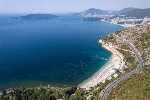 Pogled iz vazduha na obalu mora i plažu. - image 10