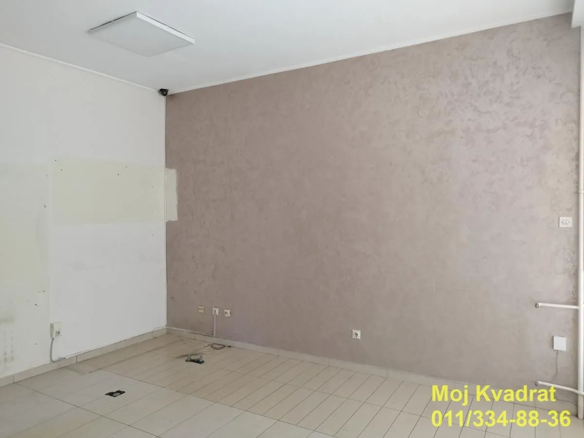 Empty room with tiled flooring and a decorative wall.