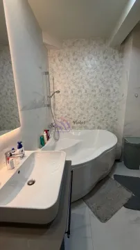 Savremeno opremljeno kupatilo sa kadom i umivaonikom. - image 10