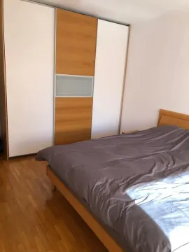 Svijetla spavaća soba sa bračnim krevetom i plakarom. - image 10