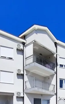 Pogled na spoljašnjost stambene zgrade sa terasama i klima uređajima. - image 12