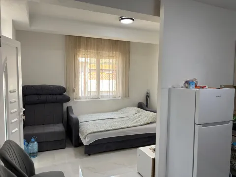 Manja spavaća soba sa krevetom i foteljom. - image 9