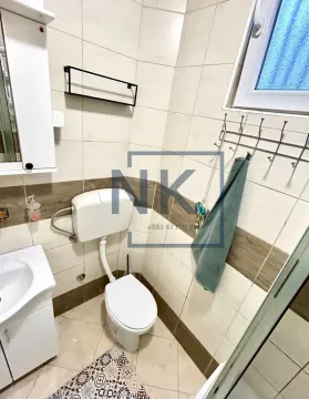 Manje kupatilo sa wc šoljom, umivaonikom i tuš kabinom. - image 3