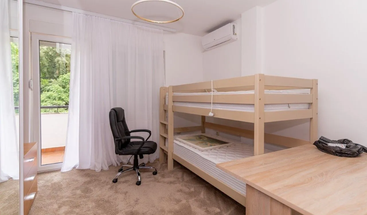 Izdavanje, trosoban stan, 200m², Gorica C, Podgorica