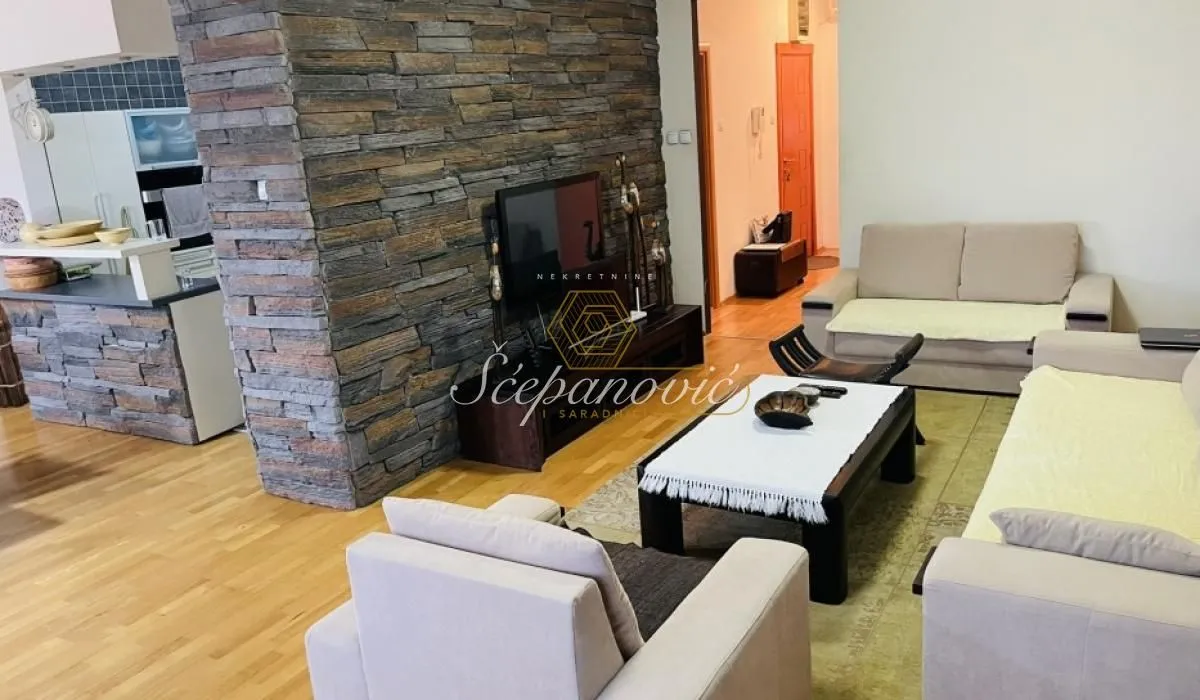 Prodaja, četvorosoban stan, 134m², Bulevar Oslobodjenja, Novi Sad Sve Podlokacije
