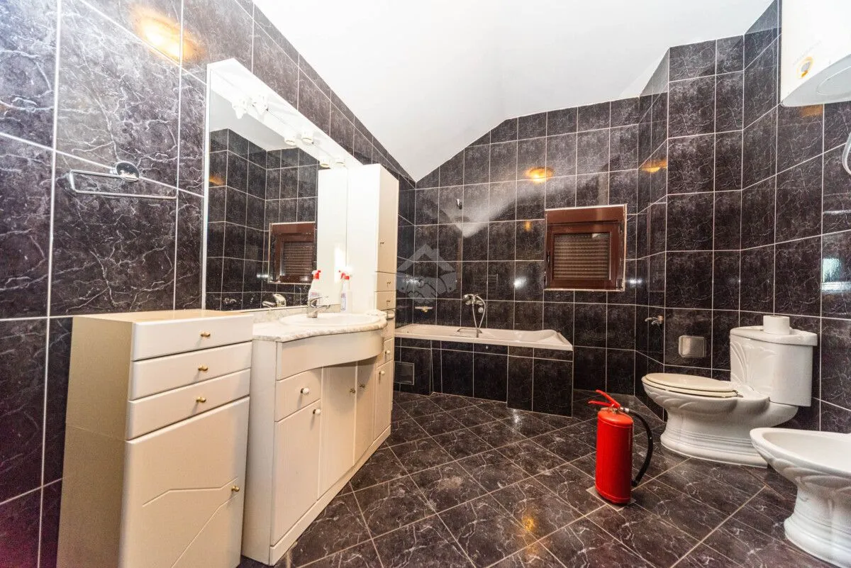 Izdavanje, kuća, 380m², Gorica C, Podgorica