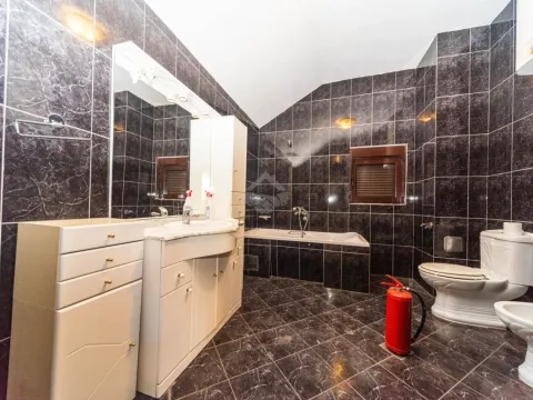 Izdavanje, poslovni prostor, 270m², Gorica C, Podgorica - image 20