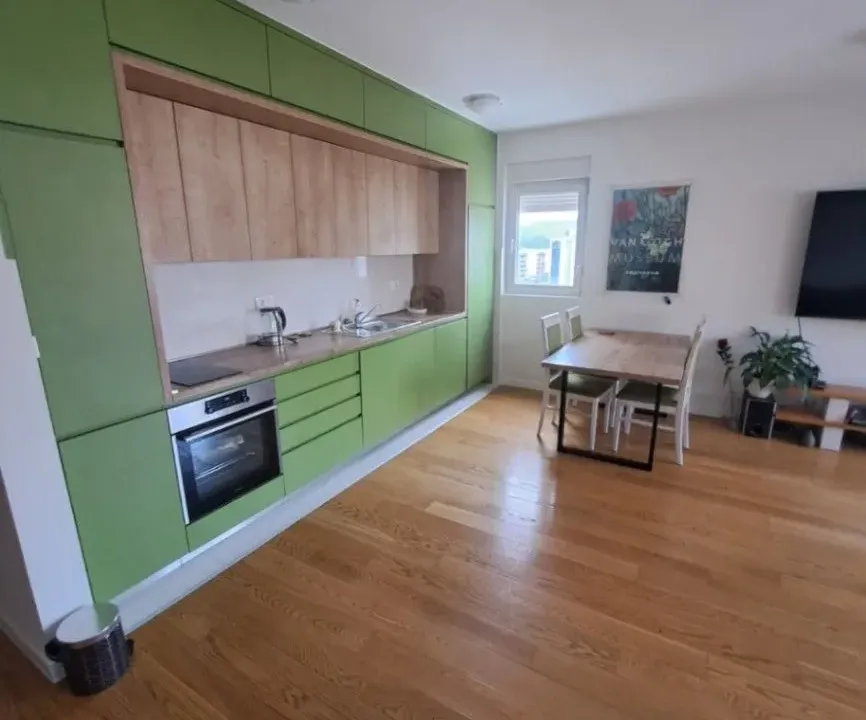 Izdavanje, trosoban stan, 105m², Central Point, Podgorica