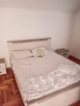 Namještena spavaća soba sa bračnim krevetom i noćnim stočićima. - image 4