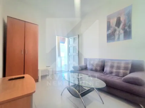 Dnevna soba sa garniturom za sjedenje, ormarom i staklenim stočićem. - image 2