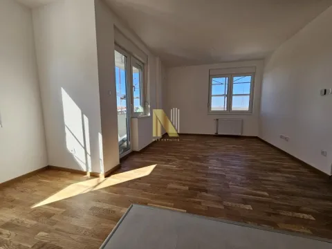 Prazna soba sa drvenim parketom i izlazom na terasu. - image 6