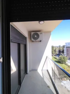 Nakatkrivena terasa stan sa staklenom ogradom i klima uređajem. - image 6