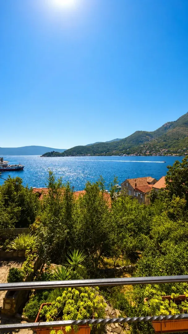 Prelijep pogled na more i obalu sa terase.