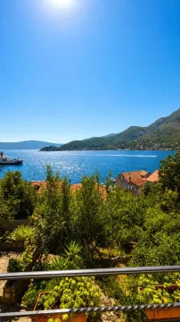 Prelijep pogled na more i obalu sa terase. - image 16