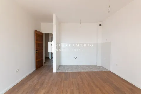 Nenamešten dio kuhinje sa keramičkim pločicama na zidu i podu. - image 3