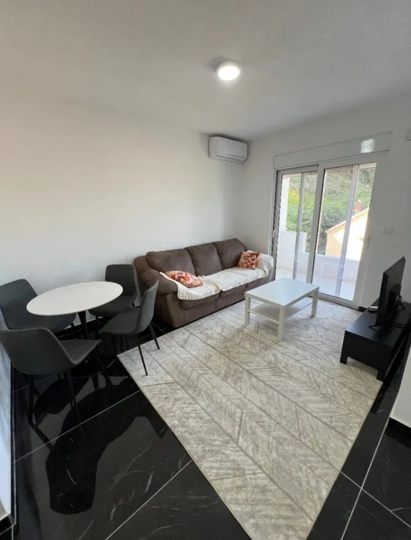 Izdavanje, stan, 50m², Polje, Bar