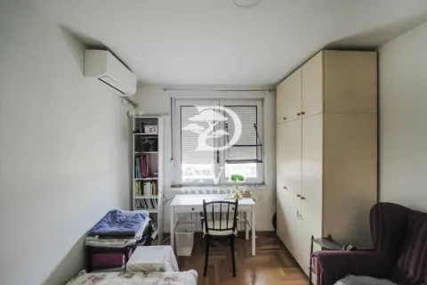 Manja spavaća soba sa krevetom, radnim stolom, garderoberom i klima uređajem. - image 15