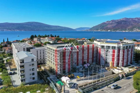 Pogled iz vazduha na gradilište stambenog objekta sa pogledom na more i planine. - image 4