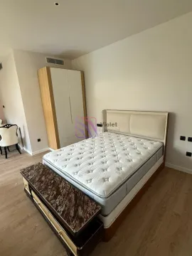 Spavaća soba sa bračnim krevetom, plakarom i komodom. - image 4