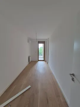 Prazna soba sa parketom i izlazom na terasu. - image 10