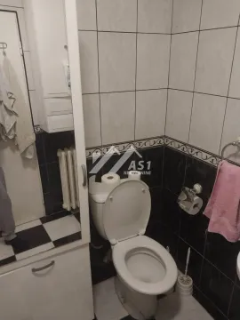 Manje kupatilo sa WC šoljom, pločicama i ugradnim elementima. - image 5