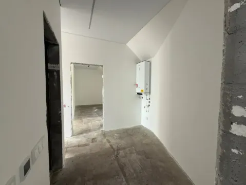 Pogled na nenamještenu prostoriju u fazi renoviranja sa ugrađenim bojlerom na zidu. - image 7