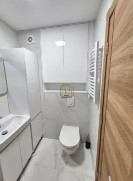 Moderne kupatilo sa bijelim namještajem i keramičkim pločicama sa dezenom mermera. - image 5