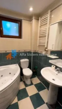 Kupatilo opremljeno ugaonom kadom, umivaonikom i toaletom. - image 3