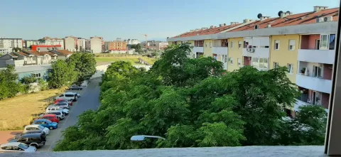 Pogled sa prozora na okolne zgrade, parking i zelene površine. - image 7