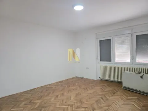 Prazna soba sa parketom i belim zidovima. - image 6